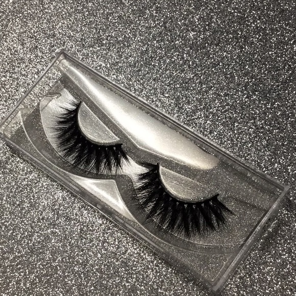 Lashes - Picture 2 of 3